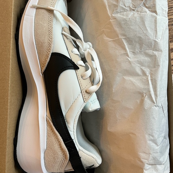 Nike Cream and Black Athletic Shoes - Picture 3 of 4